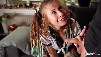 Julia Juice, Uma Adolescente Alemã Com Dreadlocks, É Seduzida Por Seu Professor Para Sexo Hardcore