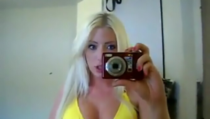 Blonde Bombe Tindra Angel Viser Frem Kurvene Sine I En Ny Bikini