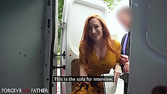 Une Milf Rousse Baise Brutalement En Public Pour La Première Fois Avec Un Mec À Grosse Bite.