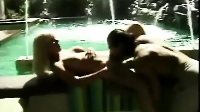 Dieses Video Zeigt Eine Atemberaubende Blonde Frau, Die Ihre Beine Am Pool Weit Spreizt Und Einen Tiefen Blowjob Und Penetration Bekommt