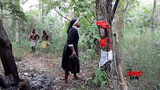 สาวน้อยที่มีก้นใหญ่ถูกเย็ดโดยนักรบแอฟริกันในการเล่นเป็นสามคน