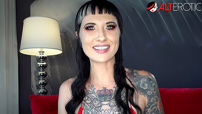 Kristy, La Petite Brune, Montre Ses Tatouages Dans Une Interview Intime