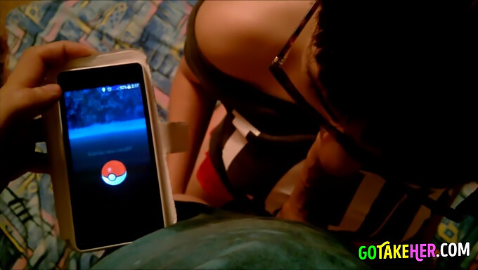 Jovencita Hace Una Mamada Descuidada Mientras Juega A Pokémon Go