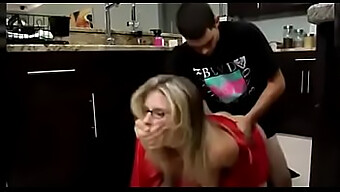 Cory Chase Faz Um Boquete Para Um Jovem Antes De Ser Fodida Por Ele