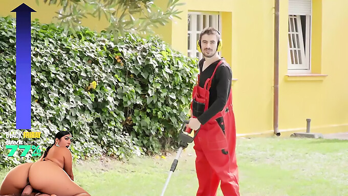 La Pulpeuse Sara Diamante Et La Superbe Sara Retali Taillent Une Pipe Époustouflante À Jordi