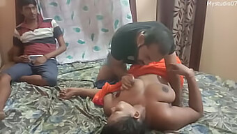 Seorang Istri Yang Horny Dibagikan Dengan Pria Lain Dalam Sebuah Orgy.